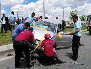 Düğün konvoyu kaza yaptı gelin ve damat yaralandı