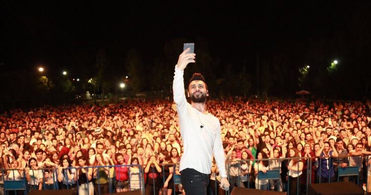 Emre Kaya ile Antalyalılar 'aşk diye soludu'