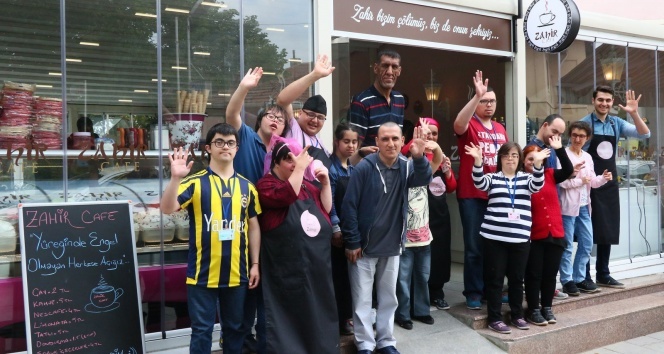 İçerde'nin “Minik”inden Zahir Kafe'ye ziyaret