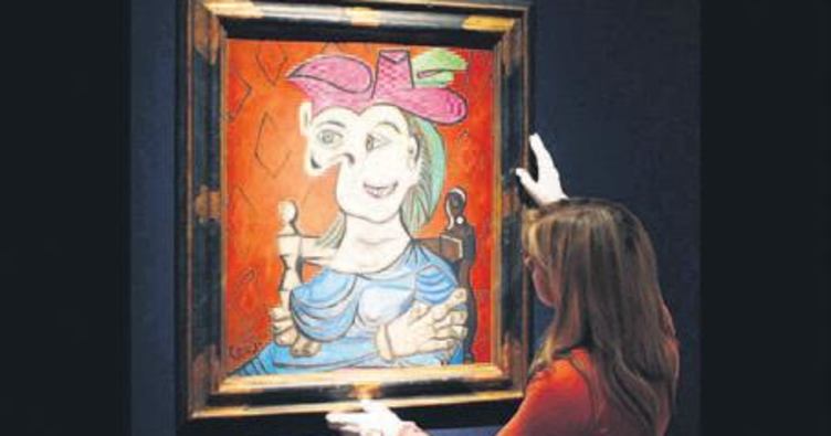 Mavi Elbiseli Oturan Kadın’a servet