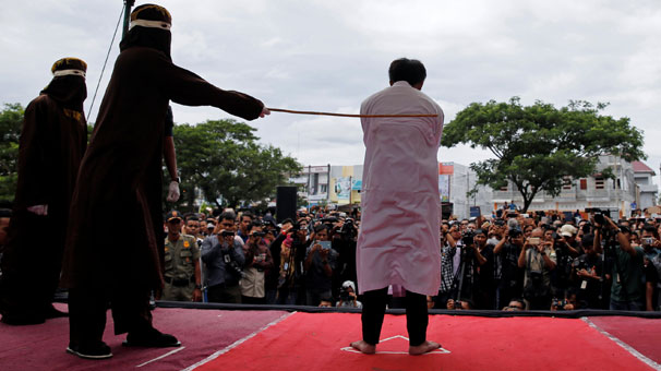 Yatakta yakalandılar! Kırbaçlandılar...