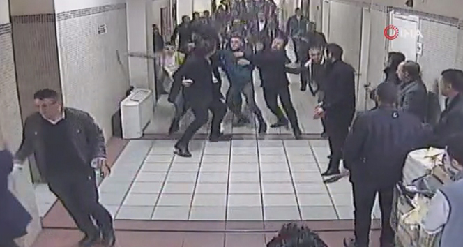 SAVAŞIN MASUM GÖZLERİ SAVAŞIN GÖLGESİNDE KALAN MASUMLAR HER ŞEYE RAĞMEN GÜLÜYOR