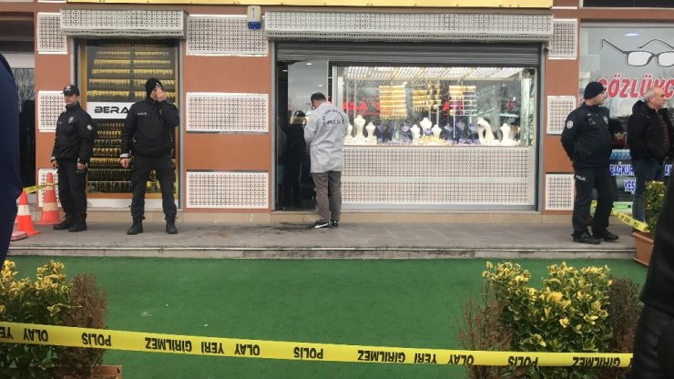 konyada-bir-kuyumcuya-giren-yuzu-maskeli-iki-supheli-tarafindan