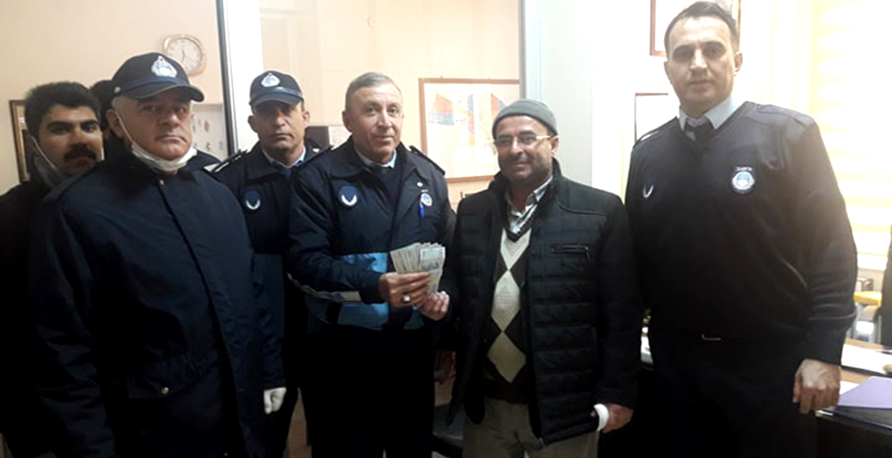 Karapınar ilçesinde, belediye hizmet binası önünde düşür