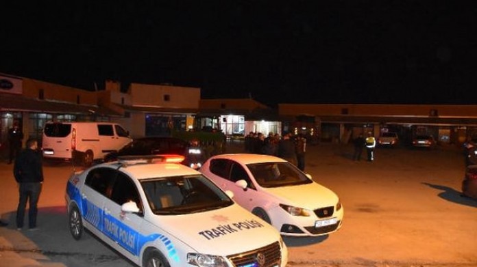 akrabalarini-kursuna-dizdi-15678