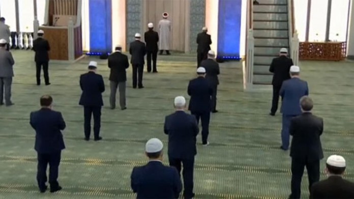 bunu-da-gorduk-vip-cuma-namazi-15948