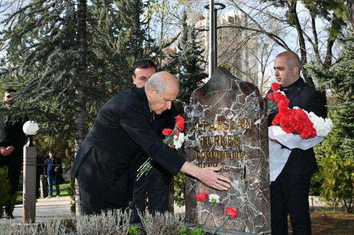 MHP LİDERİ BAHÇELİ, VEFATININ 23. YILINDA MERHUM TÜRKEŞ'İN ANITMEZARINI ZİYARET ETTİ