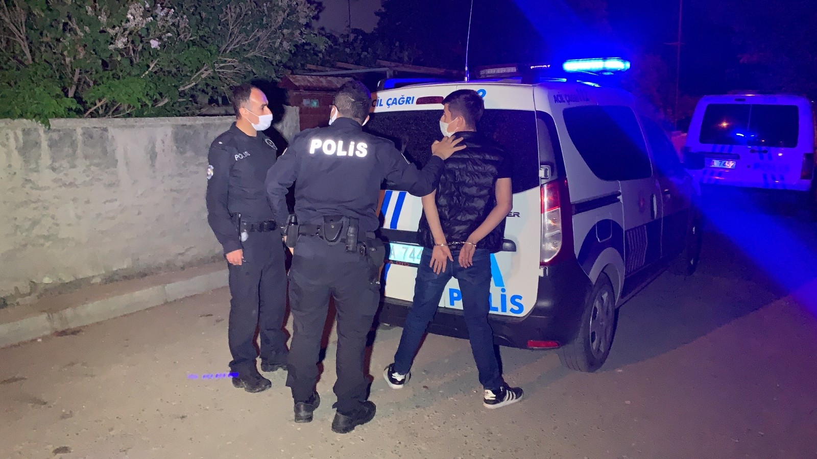 ARKADAŞINI TABANCAYLA YARALADI, ‘KÜFÜR ETTİ’ DEDİ KONYA’DA ARKADAŞINI KÜFÜR ETTİĞİ İDDİASIYLA YARALAYAN ŞÜPHELİ, POLİS EKİPLERİNİN ÇALIŞMASIYLA KISA SÜREDE YAKALANDI