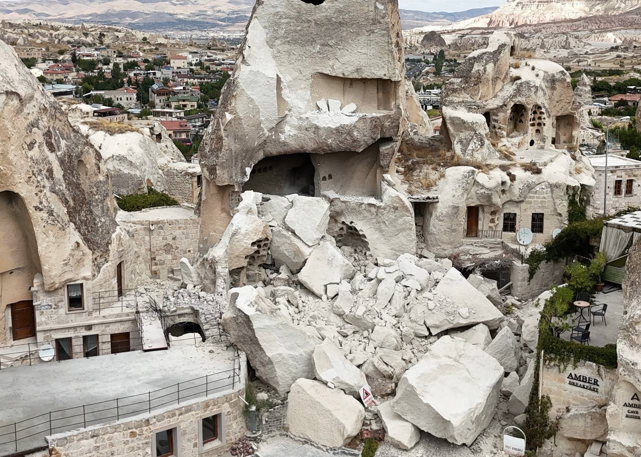 Kapadokya’da bir peri bacası çöktü.