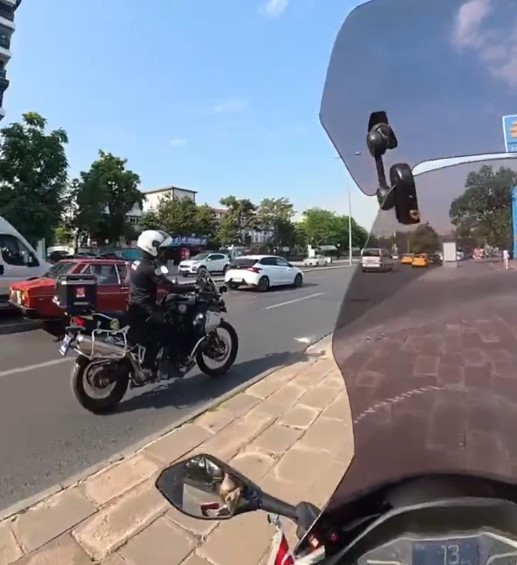 Ankara’da kırmızı ışığı beklememek için kaldırıma çıkan motosikletliye ceza