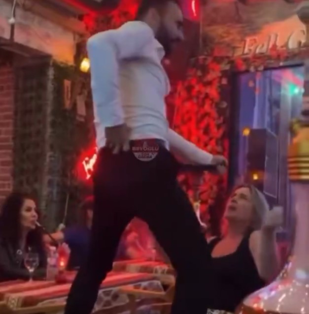 İstanbul’da iddiaya göre Sultanahmet’te bulunan bir işletmede turistlere yapılan dans: