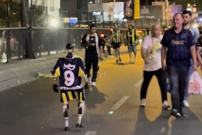 Kadıköy’de Kerem Aktürkoğlu formalı bir insansı robot görüldü.