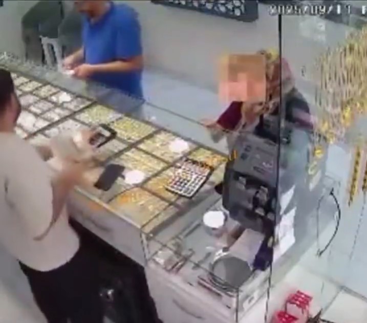 Bursa’da duygu dolu anlar: Yaşlı teyzenin küpe tamir ücretini gizlice ödedi