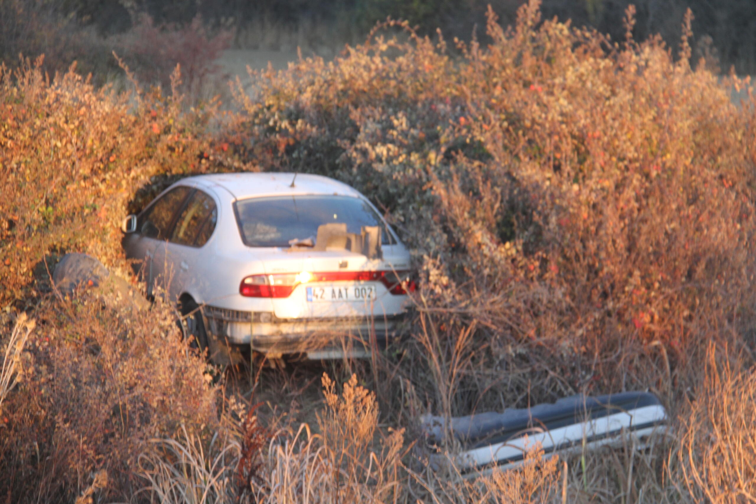 Konya’da devrilen otomobildeki çift yaralandı