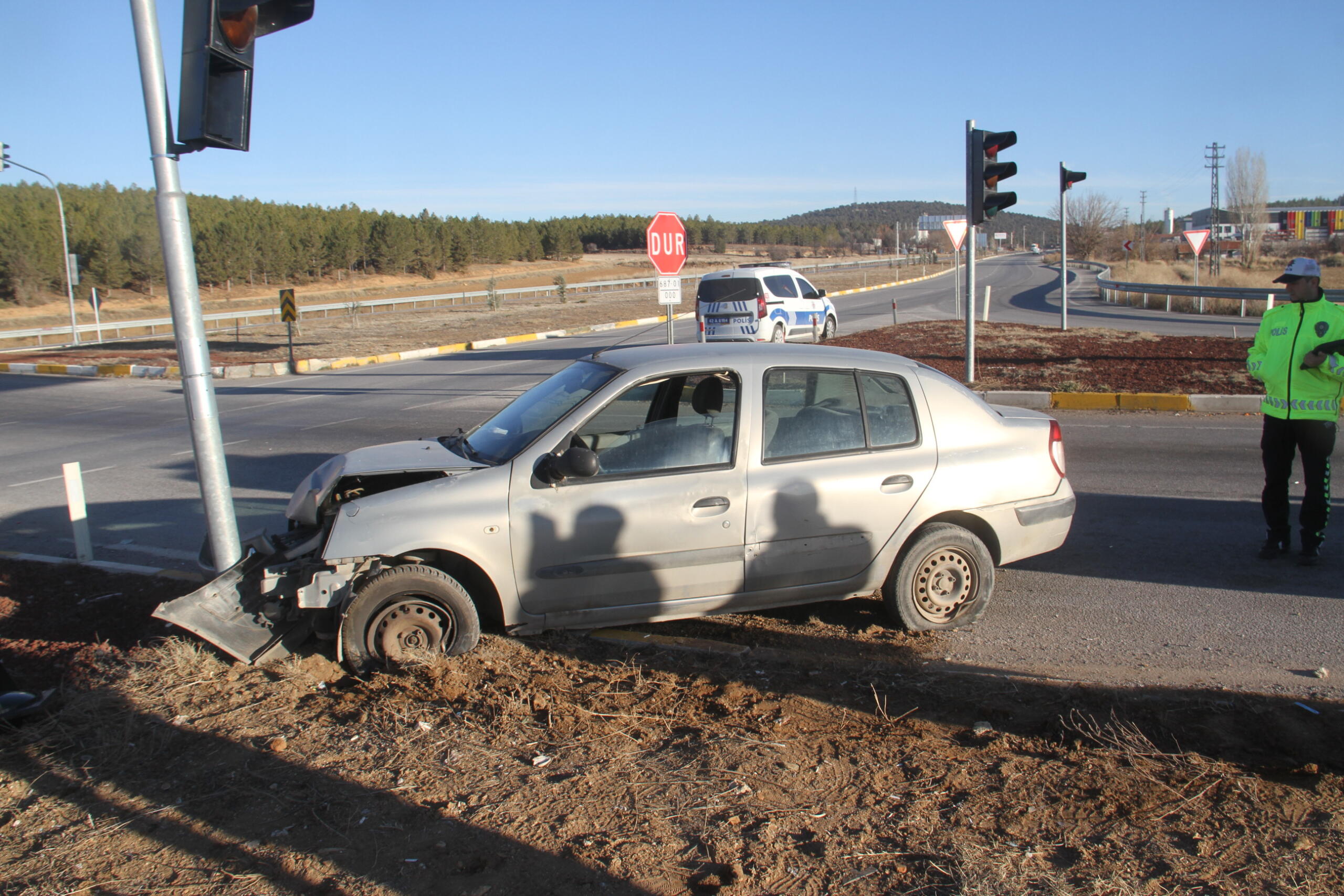 Konya’da trafik ışığı direğine çarpan otomobildeki 2 kişi yaralandı