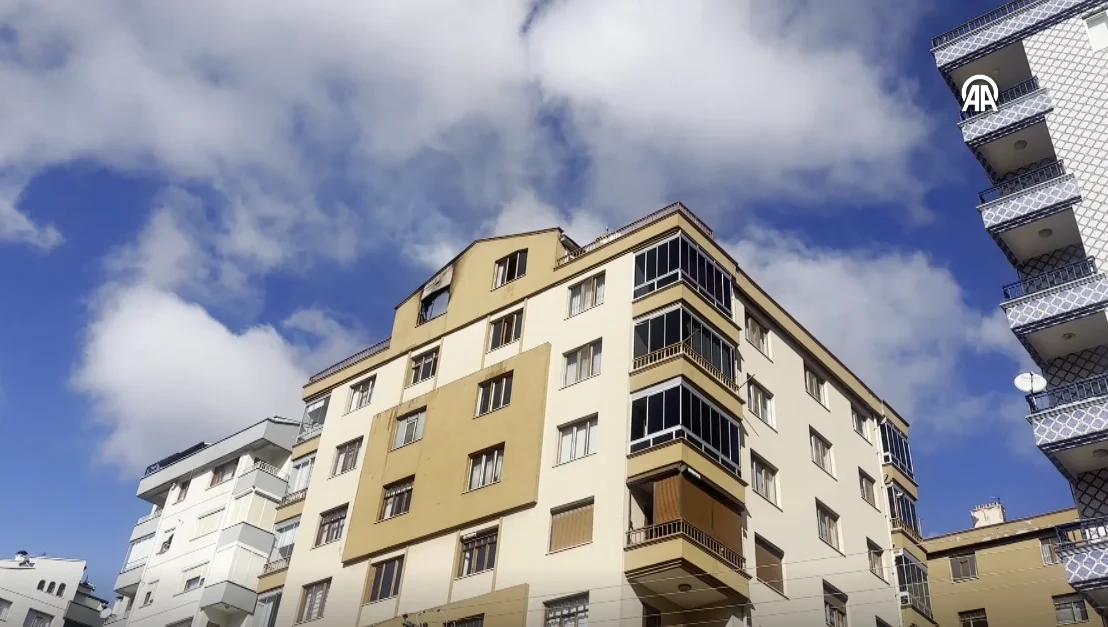 Konya’da çıkan apartman yangınında mahsur kalan anne ve iki çocuğu kurtarıldı