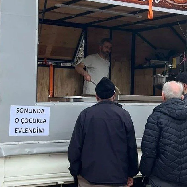 Bursa’da Aşk Kazandı: Mutluluğunu Lokma Dökterek Paylaştı