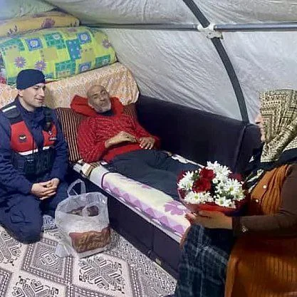 Malatya’da 18 yıldır yatağa bağımlı olarak yaşamını sürdüren bir vatandaş, Sevgililer Günü’nde anlamlı bir sürprize imza attı.