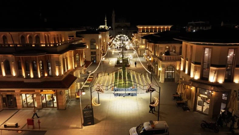 Konya'da ramazan dolayısıyla tarihi mekan ve caddelerde ışıklandırma yapıldı