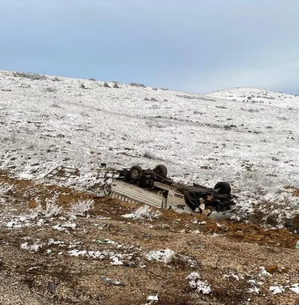 Konya'da şarampole devrilen kamyonetteki 4 kişi yaralandı