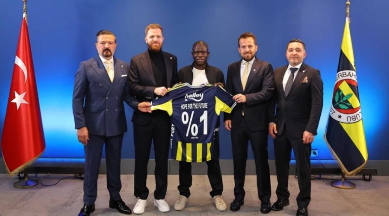Fenerbahçe, Fransız futbolcu N’Golo Kante’yle sözleşme imzaladı.