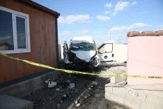 Niğde'de uygulama noktasındaki bariyere çarpan hafif ticari aracın sürücüsü öldü