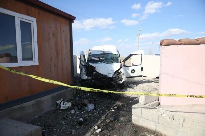 Niğde'de uygulama noktasındaki bariyere çarpan hafif ticari aracın sürücüsü öldü