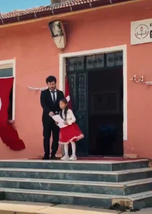 Konya’da Tek Öğrencili Okulda 23 Nisan Coşkusu: Köylüler Törene Eşlik Etti.