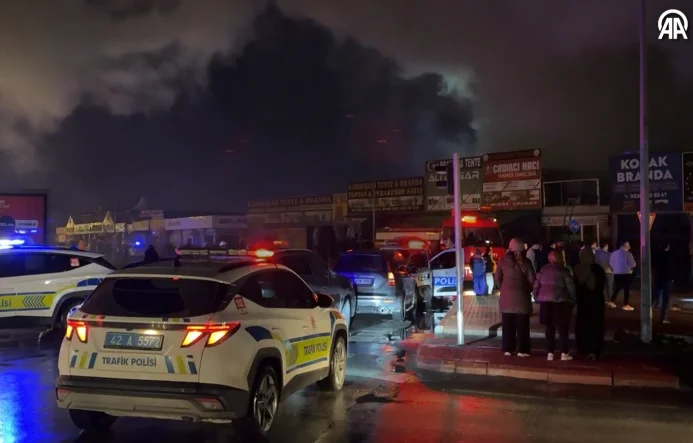 Konya’da oto lastikçiler sanayisinde çıkan yangında 2 kişi yaralandı