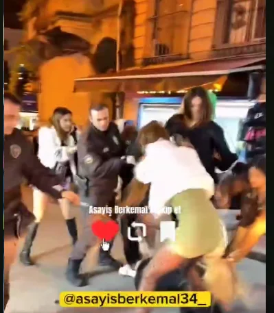 Taksim’de Kadınlar Arasında Tekmeli Yumruklu Kavga: Polis Biber Gazıyla Müdahale Etti