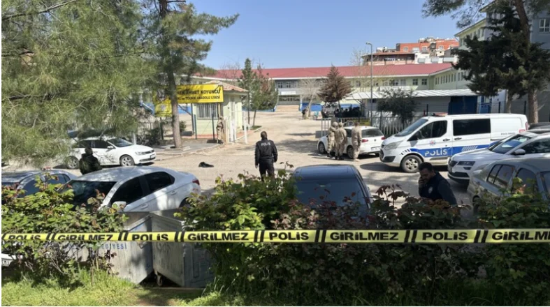 Siverek’te okula düzenlenen silahlı saldırıda 16 kişi yaralandı.