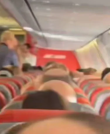 Uçakta Dikkat Çeken Detay: Saç Ektirmek İçin Türkiye’ye Gelirken Yalnız Olmadığını Fark Etti