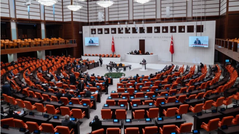 Sosyal medyaya ve doğum iznine yönelik düzenlemeleri de içeren kanun teklifi TBMM Genel Kurulunda