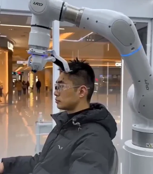 Çin’de Robot Berber Dönemi: Yapay Zeka Destekli Saç Kesimi Başladı