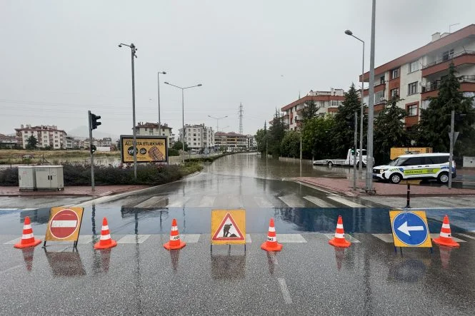 Konya'da sağanak hayatı olumsuz etkiledi
