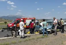 Konya'da hafif ticari araç ile otomobilin çarpıştığı kazada 5 kişi yaralandı