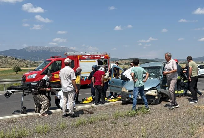 Konya'da hafif ticari araç ile otomobilin çarpıştığı kazada 5 kişi yaralandı