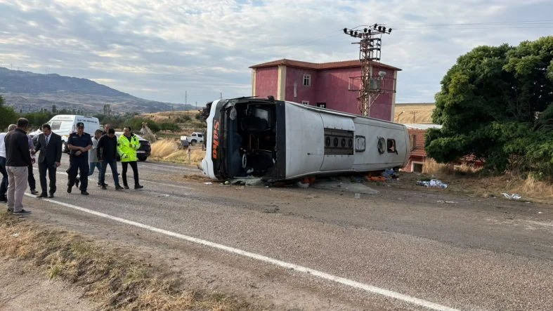 Kırıkkale'de devrilen yolcu otobüsündeki 41 kişi yaralandı