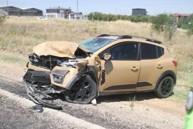 Konya'da iki otomobilin çarpıştığı kazada 9 kişi yaralandı