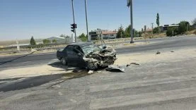 Aksaray'da vinç ile çarpışan otomobildeki 3 kişi yaralandı
