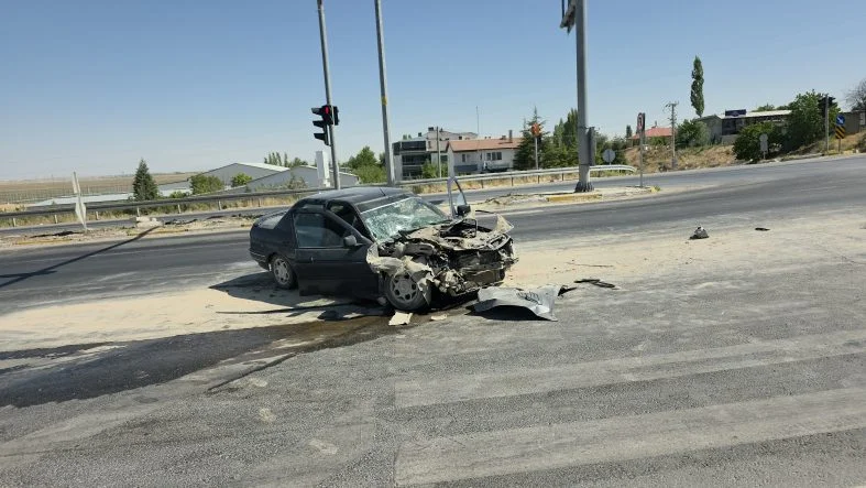 Aksaray'da vinç ile çarpışan otomobildeki 3 kişi yaralandı