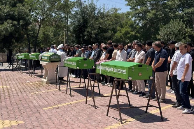 Antalya'daki kazada hayatını kaybeden 5 kişinin cenazeleri Konya'da defnedildi