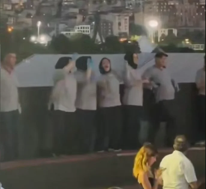 Mezuniyet Töreninde Duygulandıran Anlar! Temizlik Personelleri Müziğin Ritmine Kapıldı