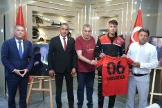Fenerbahçe formalı çocuğu koruyan komiser yardımcısı ile Gençlerbirliği yöneticileri buluştu