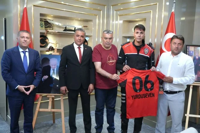 Fenerbahçe formalı çocuğu koruyan komiser yardımcısı ile Gençlerbirliği yöneticileri buluştu