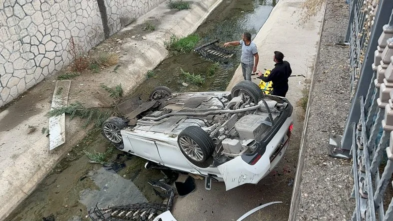 Niğde'de kanala düşen otomobilin sürücüsü yaralandı