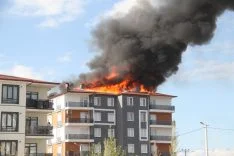 Konya'da yangın çıkan 5 katlı binanın çatısında mahsur kalan kişi kurtarıldı