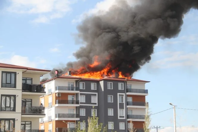 Konya'da yangın çıkan 5 katlı binanın çatısında mahsur kalan kişi kurtarıldı