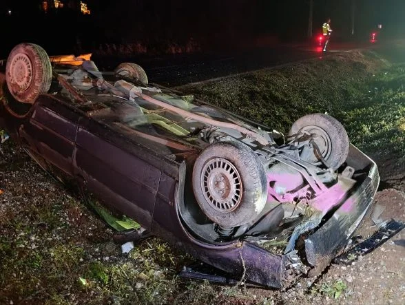 Konya'da refüje devrilen otomobildeki 3 kişi yaralandı