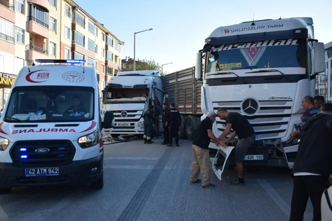 Konya'da iki tır ile otomobilin karıştığı zincirleme kazada 1 kişi yaralandı